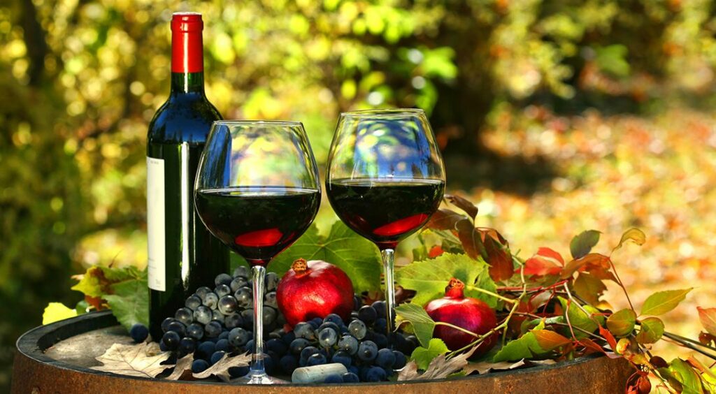 Czerwone wino w kieliszkach