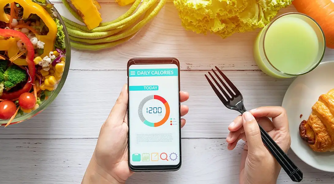 Telefon z wykresami i sztućce