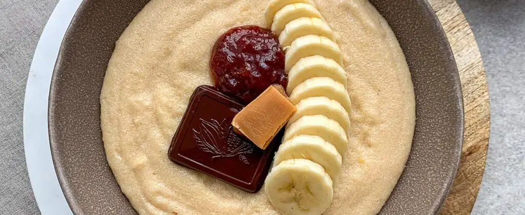 Kasza manna z bananem, dżemem i krówką jako przykład posiłku po treningu