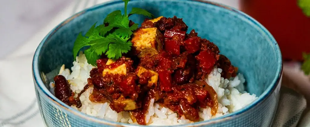 Ryż z tofu w sosie jako przykładowy posiłek po treningu