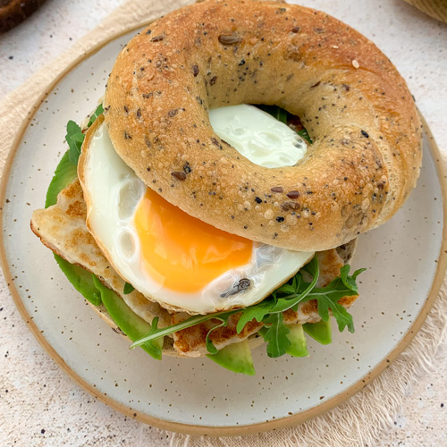 Bajgiel z jajkiem, awokado i halloumi