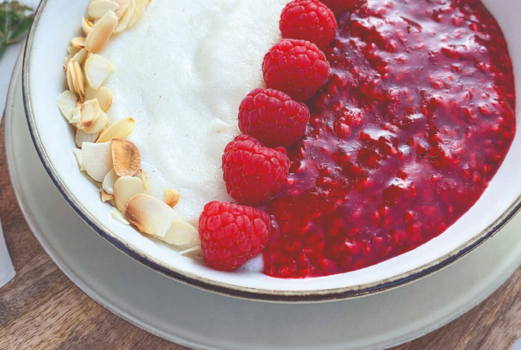 kasza manna z sosem malinowym